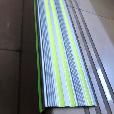 Aluminum Alloy Photoluminescent Stair Nosing Initial 29600mcd/M2 480min 23mcd/M2